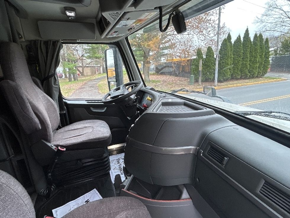 Sleeper Tractor-Heavy Duty Tractors-Volvo-2023-VNL64760-Reading-PA-664,335\n\t\tmiles-$ 58,500 - Image 15