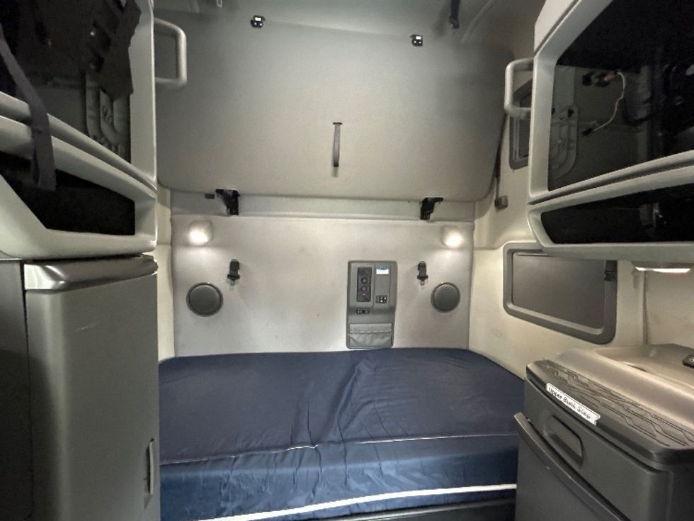 Sleeper Tractor-Heavy Duty Tractors-Volvo-2023-VNL64760-Reading-PA-664,335\n\t\tmiles-$ 58,500 - Image 16