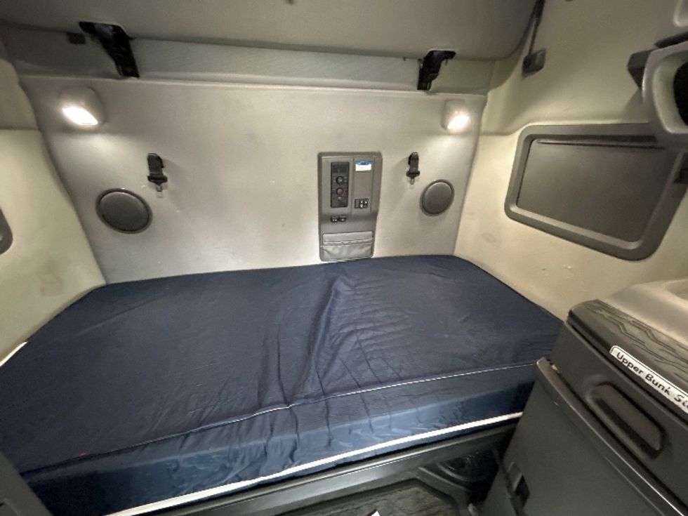 Sleeper Tractor-Heavy Duty Tractors-Volvo-2023-VNL64760-Reading-PA-664,335\n\t\tmiles-$ 58,500 - Image 17