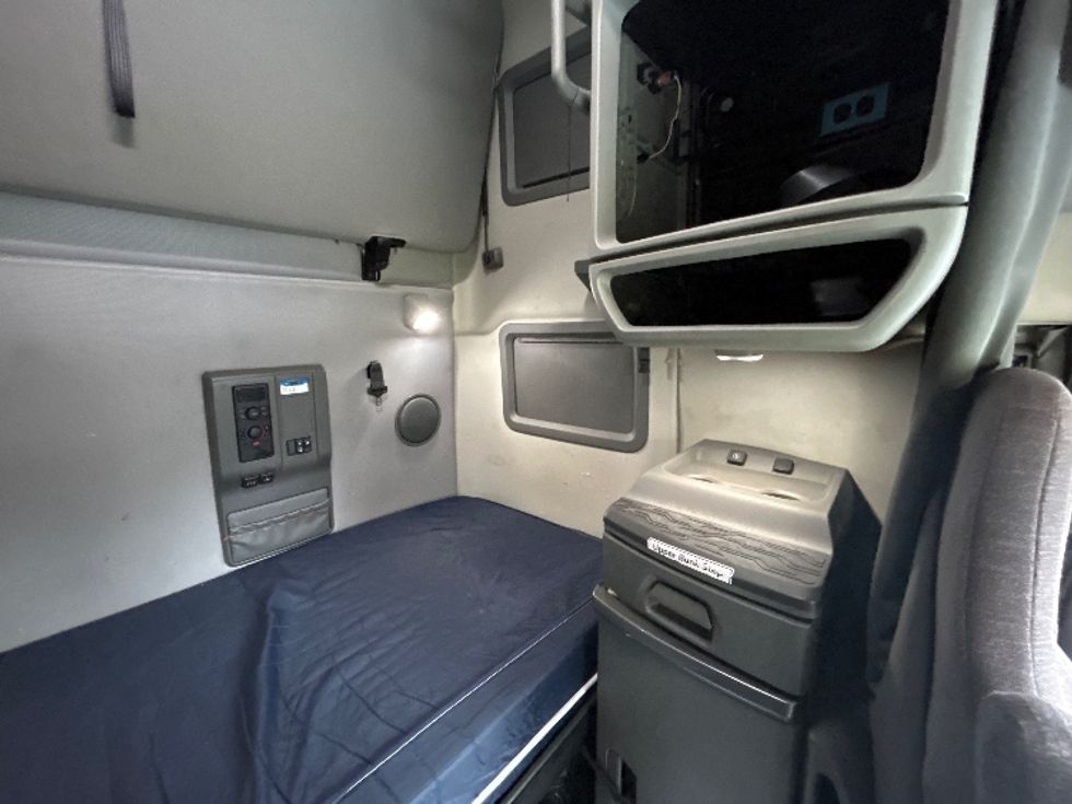 Sleeper Tractor-Heavy Duty Tractors-Volvo-2023-VNL64760-Reading-PA-664,335\n\t\tmiles-$ 58,500 - Image 18