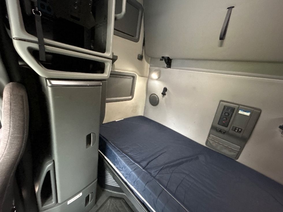 Sleeper Tractor-Heavy Duty Tractors-Volvo-2023-VNL64760-Reading-PA-664,335\n\t\tmiles-$ 58,500 - Image 19