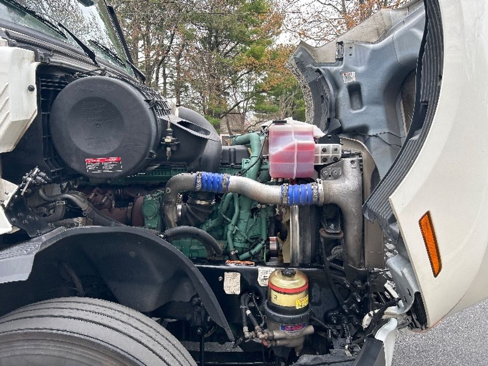 Sleeper Tractor-Heavy Duty Tractors-Volvo-2023-VNL64760-Reading-PA-664,335\n\t\tmiles-$ 58,500 - Image 20