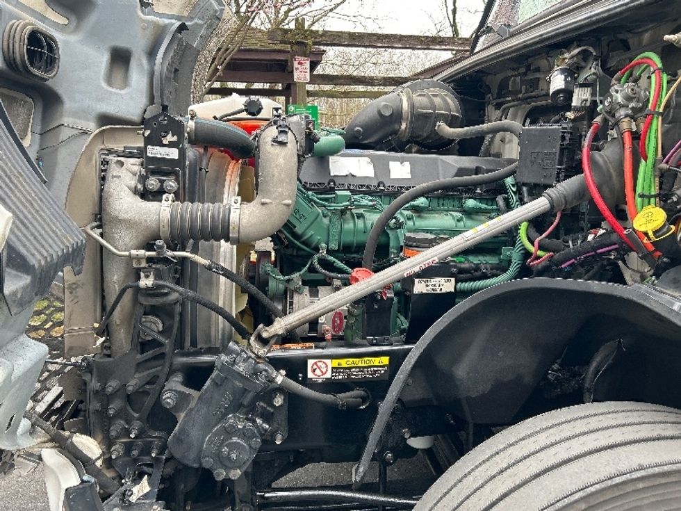 Sleeper Tractor-Heavy Duty Tractors-Volvo-2023-VNL64760-Reading-PA-664,335\n\t\tmiles-$ 58,500 - Image 21