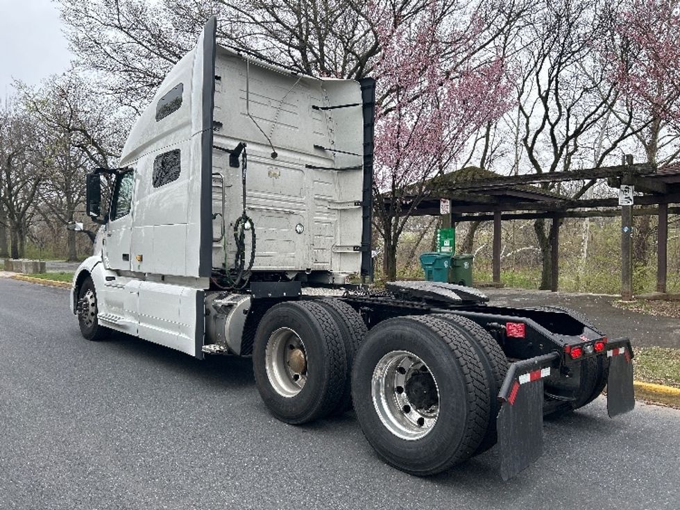 Sleeper Tractor-Heavy Duty Tractors-Volvo-2023-VNL64760-Reading-PA-664,335\n\t\tmiles-$ 58,500 - Image 5