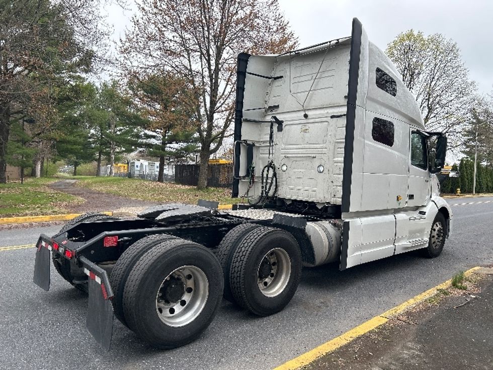 Sleeper Tractor-Heavy Duty Tractors-Volvo-2023-VNL64760-Reading-PA-664,335\n\t\tmiles-$ 58,500 - Image 7