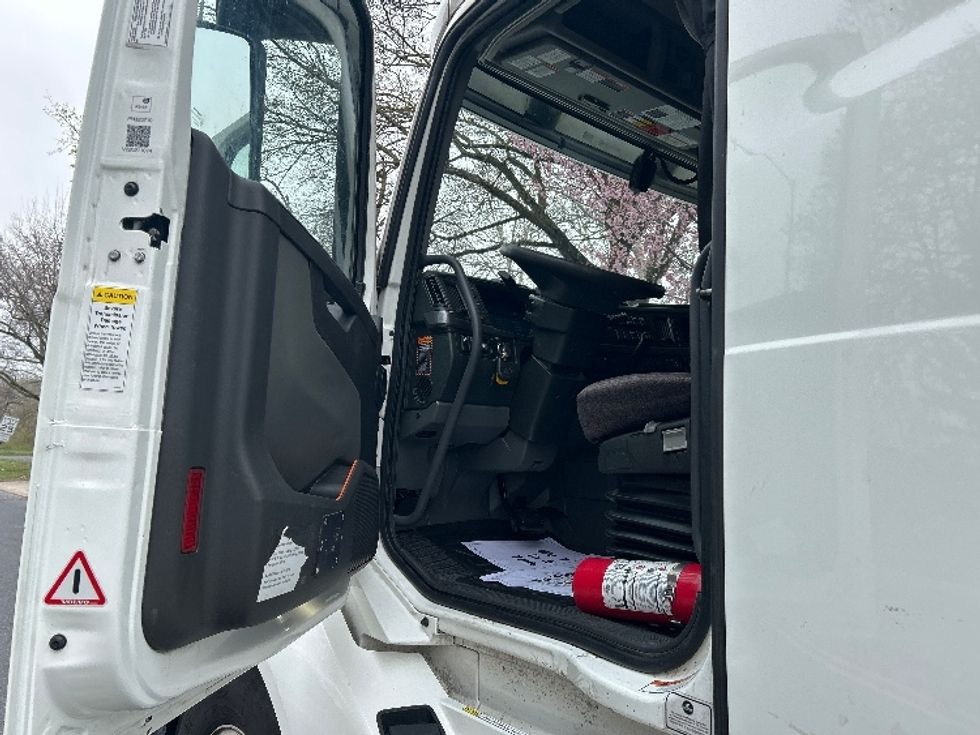 Sleeper Tractor-Heavy Duty Tractors-Volvo-2023-VNL64760-Reading-PA-664,335\n\t\tmiles-$ 58,500 - Image 9