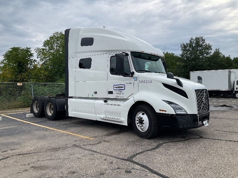 Sleeper Tractor-Heavy Duty Tractors-Volvo-2023-VNL64760-Romulus-MI-457,187\n\t\tmiles-$ 89,500 - Image 1