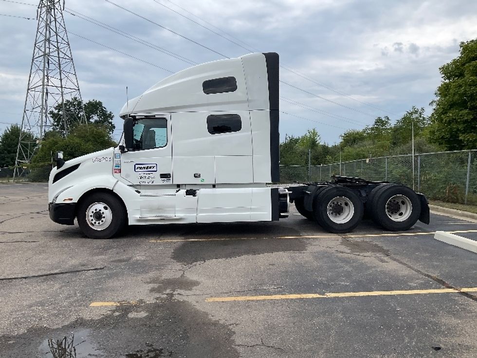 Sleeper Tractor-Heavy Duty Tractors-Volvo-2023-VNL64760-Romulus-MI-457,187\n\t\tmiles-$ 89,500 - Image 4