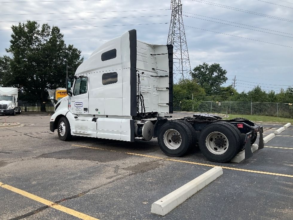 Sleeper Tractor-Heavy Duty Tractors-Volvo-2023-VNL64760-Romulus-MI-457,187\n\t\tmiles-$ 89,500 - Image 5
