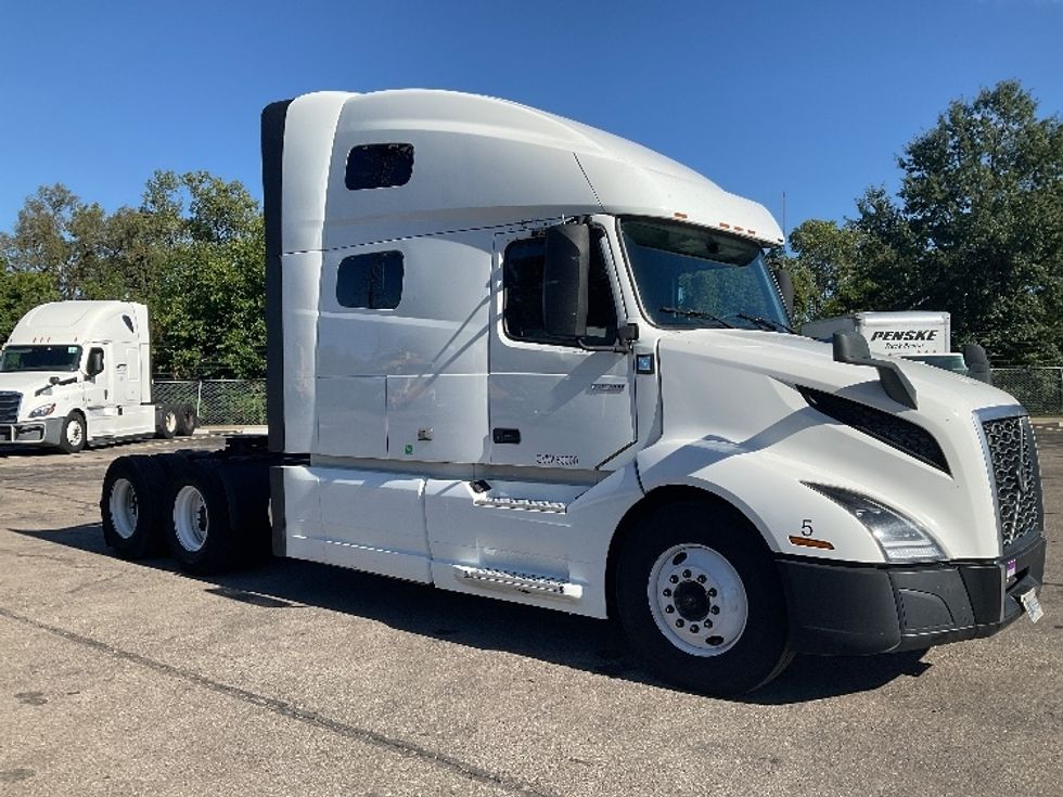 Sleeper Tractor-Heavy Duty Tractors-Volvo-2023-VNL64760-Romulus-MI-596,218\n\t\tmiles-$ 81,750 - Image 1
