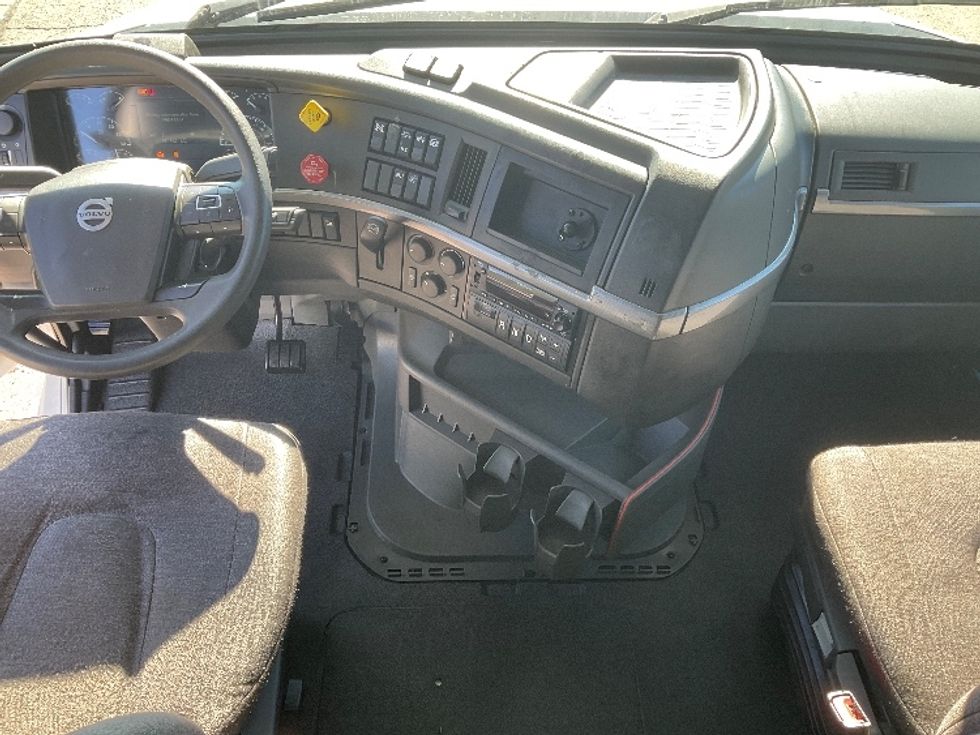 Sleeper Tractor-Heavy Duty Tractors-Volvo-2023-VNL64760-Romulus-MI-596,218\n\t\tmiles-$ 81,750 - Image 12