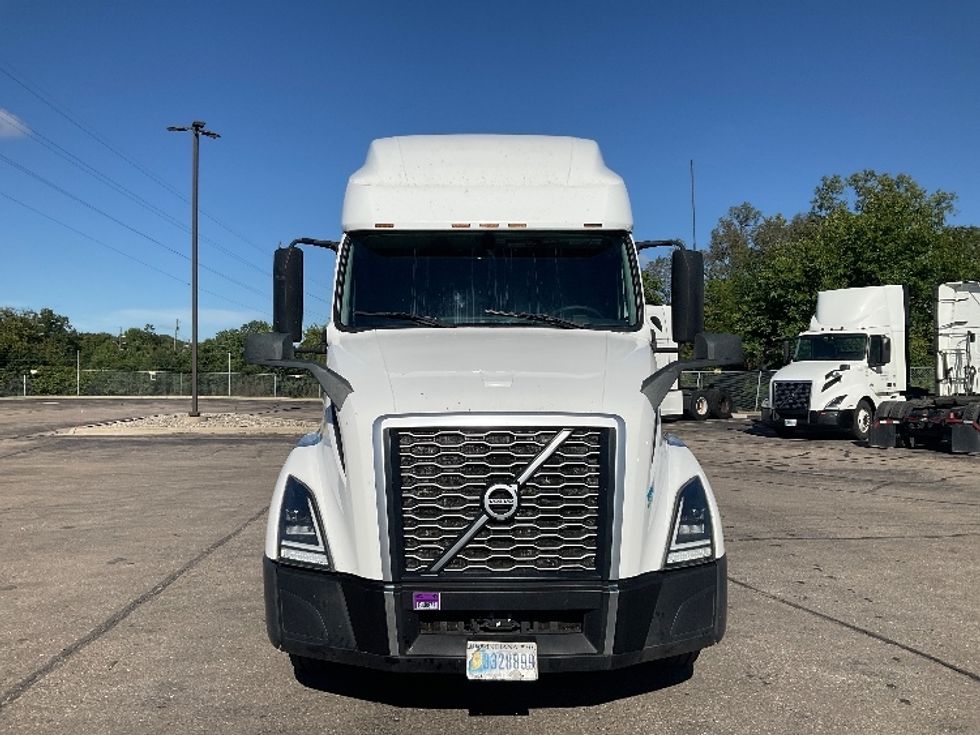 Sleeper Tractor-Heavy Duty Tractors-Volvo-2023-VNL64760-Romulus-MI-596,218\n\t\tmiles-$ 81,750 - Image 2
