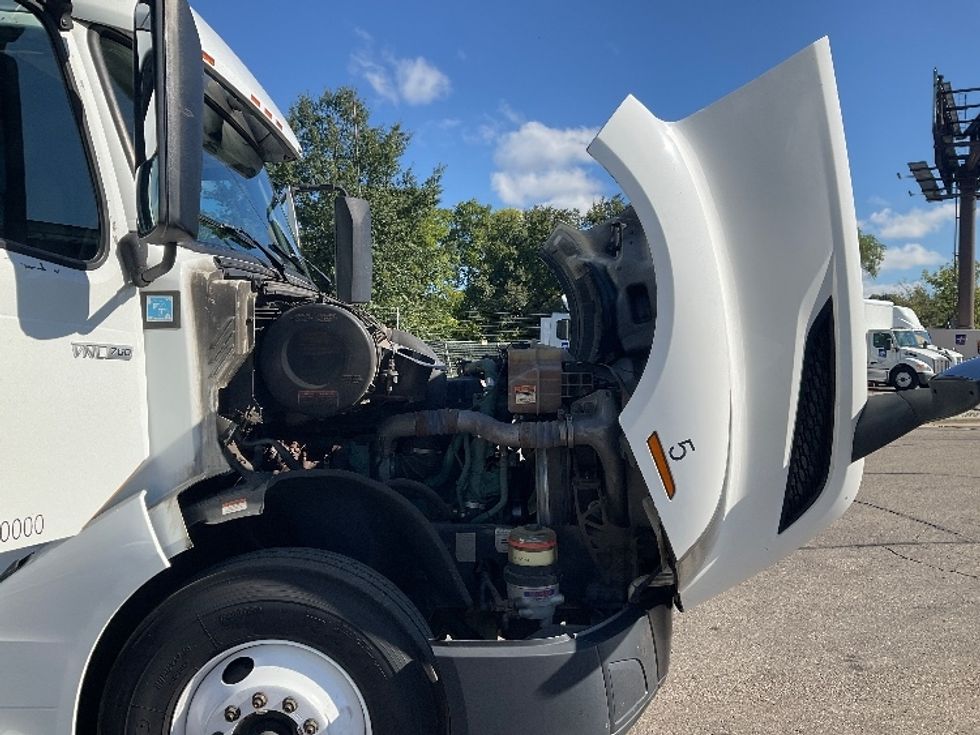Sleeper Tractor-Heavy Duty Tractors-Volvo-2023-VNL64760-Romulus-MI-596,218\n\t\tmiles-$ 81,750 - Image 20