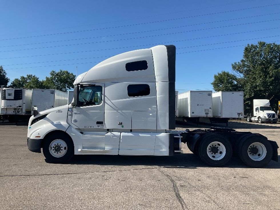 Sleeper Tractor-Heavy Duty Tractors-Volvo-2023-VNL64760-Romulus-MI-596,218\n\t\tmiles-$ 81,750 - Image 4