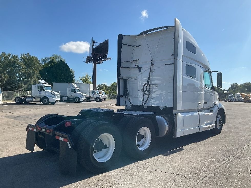 Sleeper Tractor-Heavy Duty Tractors-Volvo-2023-VNL64760-Romulus-MI-596,218\n\t\tmiles-$ 81,750 - Image 7