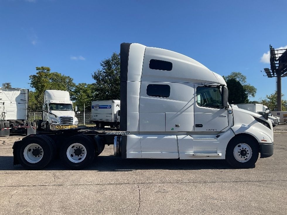 Sleeper Tractor-Heavy Duty Tractors-Volvo-2023-VNL64760-Romulus-MI-596,218\n\t\tmiles-$ 81,750 - Image 8