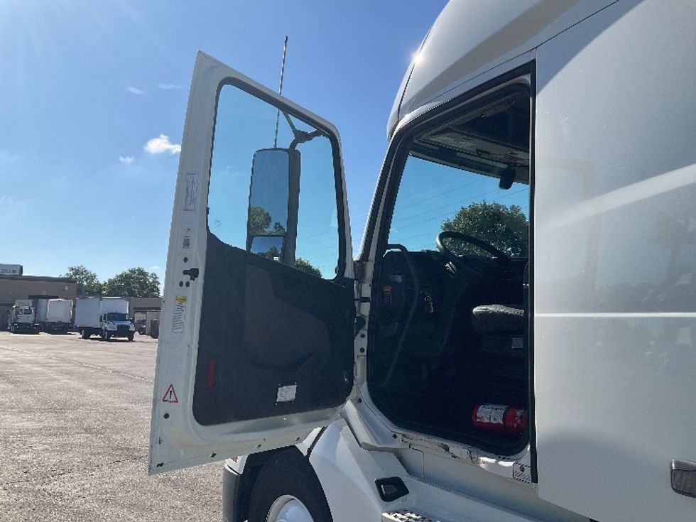 Sleeper Tractor-Heavy Duty Tractors-Volvo-2023-VNL64760-Romulus-MI-596,218\n\t\tmiles-$ 81,750 - Image 9
