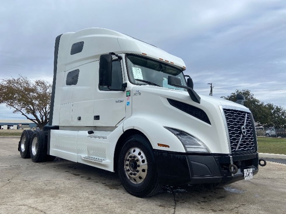 Sleeper Tractor-Heavy Duty Tractors-Volvo-2023-VNL64760-San Antonio-TX-515,498\n\t\tmiles-$ 79,750 - Image 1