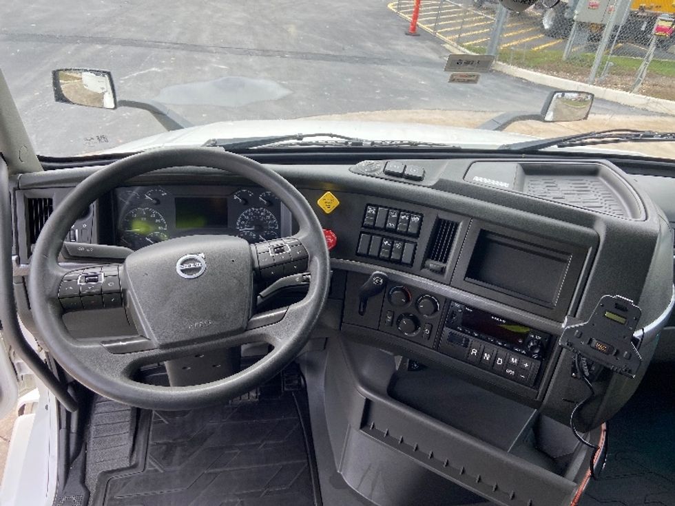 Sleeper Tractor-Heavy Duty Tractors-Volvo-2023-VNL64760-San Antonio-TX-515,498\n\t\tmiles-$ 79,750 - Image 11