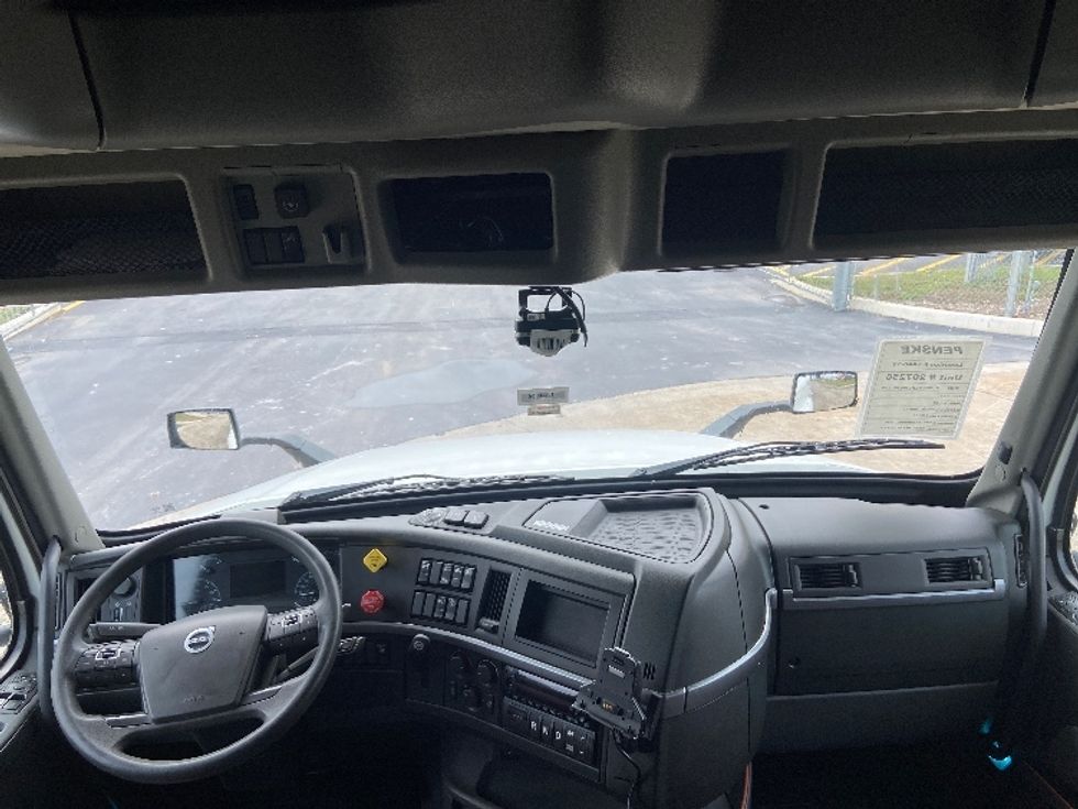 Sleeper Tractor-Heavy Duty Tractors-Volvo-2023-VNL64760-San Antonio-TX-515,498\n\t\tmiles-$ 79,750 - Image 12