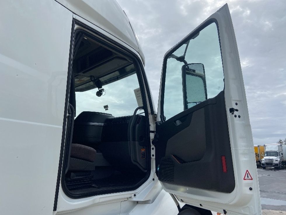 Sleeper Tractor-Heavy Duty Tractors-Volvo-2023-VNL64760-San Antonio-TX-515,498\n\t\tmiles-$ 79,750 - Image 13