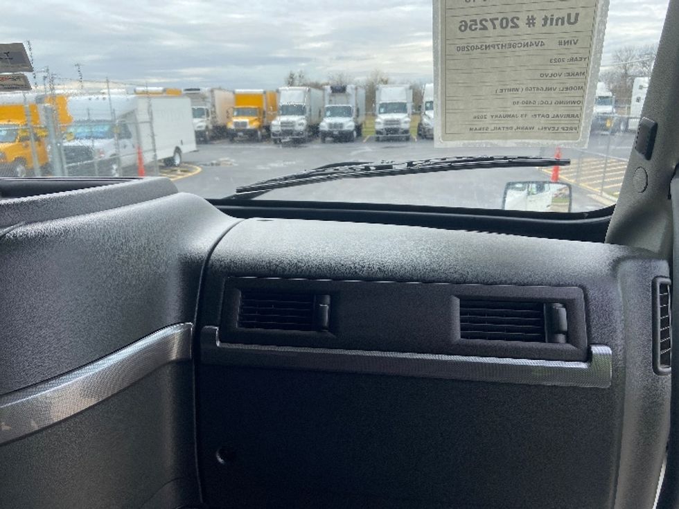 Sleeper Tractor-Heavy Duty Tractors-Volvo-2023-VNL64760-San Antonio-TX-515,498\n\t\tmiles-$ 79,750 - Image 14