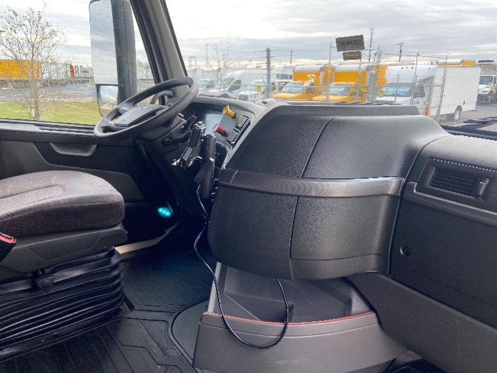 Sleeper Tractor-Heavy Duty Tractors-Volvo-2023-VNL64760-San Antonio-TX-515,498\n\t\tmiles-$ 79,750 - Image 15