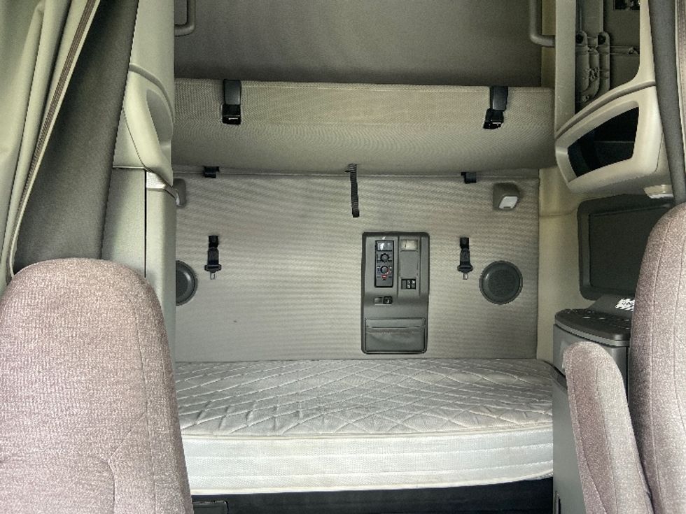 Sleeper Tractor-Heavy Duty Tractors-Volvo-2023-VNL64760-San Antonio-TX-515,498\n\t\tmiles-$ 79,750 - Image 16