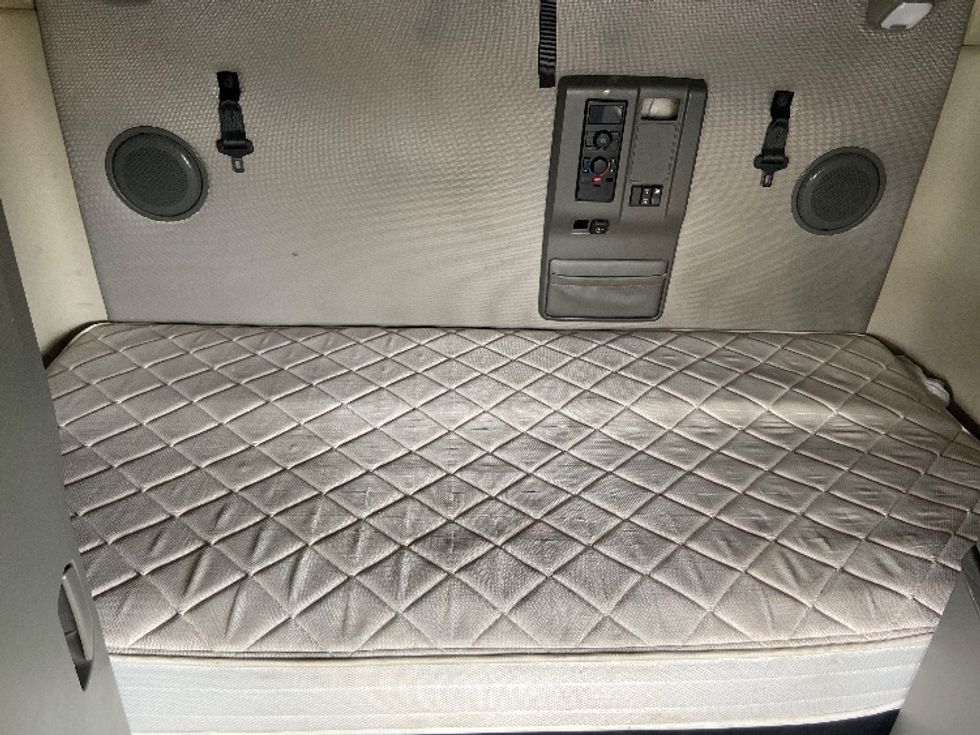 Sleeper Tractor-Heavy Duty Tractors-Volvo-2023-VNL64760-San Antonio-TX-515,498\n\t\tmiles-$ 79,750 - Image 17