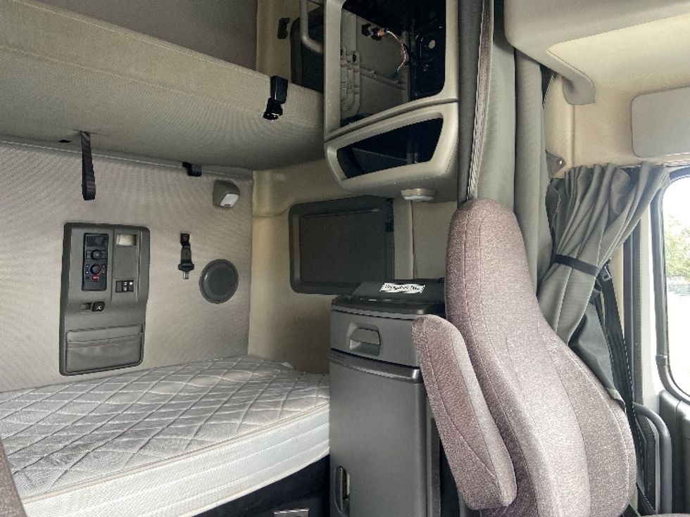 Sleeper Tractor-Heavy Duty Tractors-Volvo-2023-VNL64760-San Antonio-TX-515,498\n\t\tmiles-$ 79,750 - Image 18