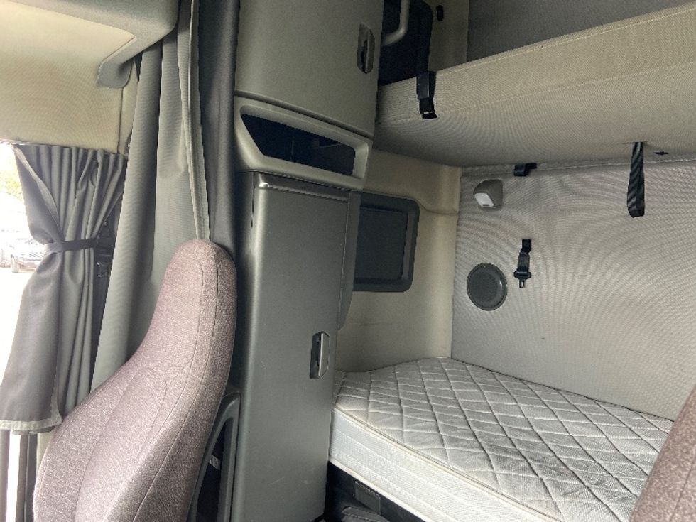 Sleeper Tractor-Heavy Duty Tractors-Volvo-2023-VNL64760-San Antonio-TX-515,498\n\t\tmiles-$ 79,750 - Image 19