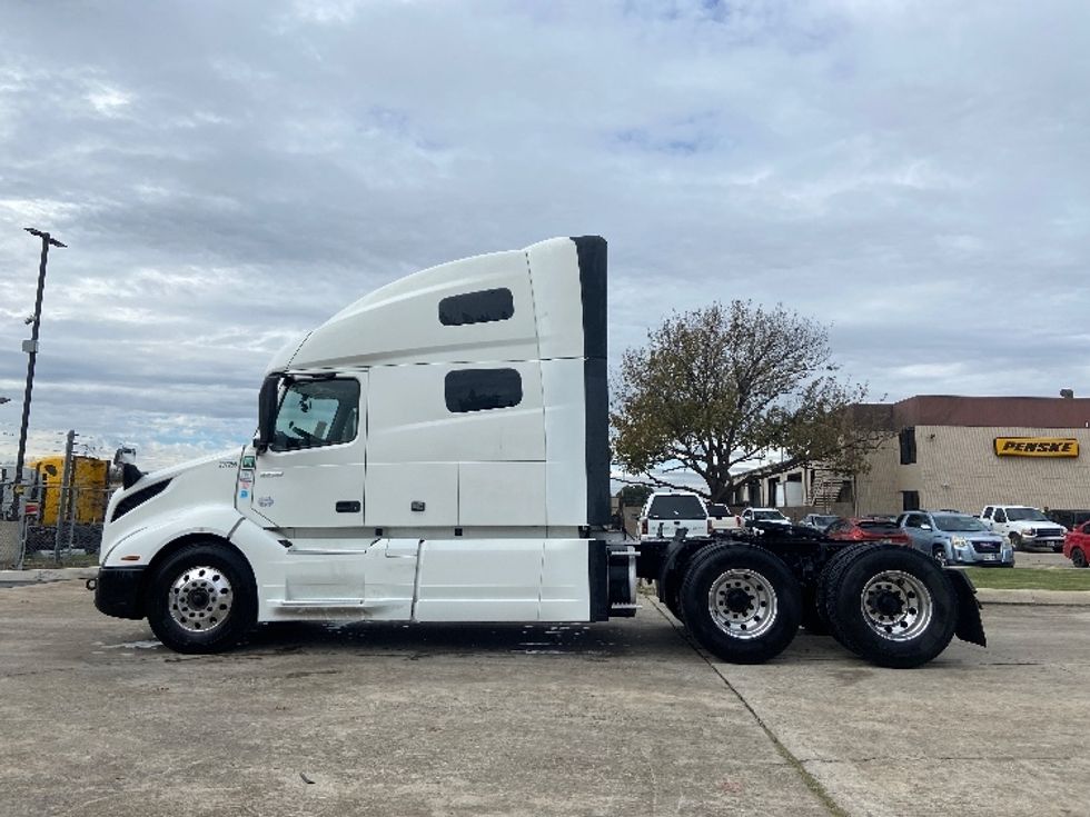 Sleeper Tractor-Heavy Duty Tractors-Volvo-2023-VNL64760-San Antonio-TX-515,498\n\t\tmiles-$ 79,750 - Image 4