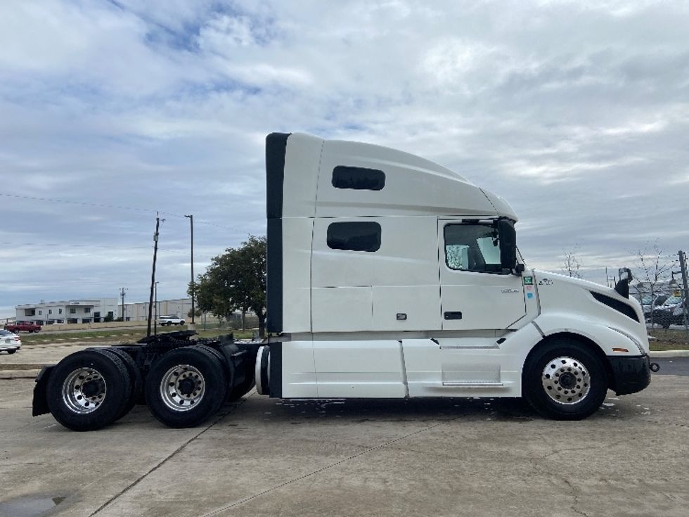 Sleeper Tractor-Heavy Duty Tractors-Volvo-2023-VNL64760-San Antonio-TX-515,498\n\t\tmiles-$ 79,750 - Image 8