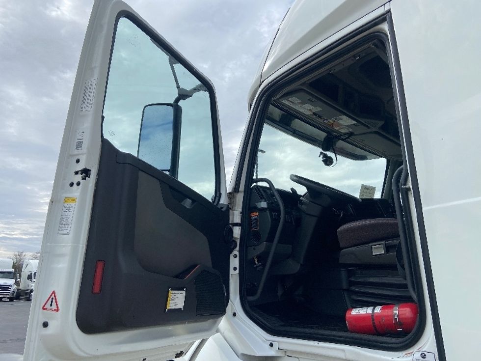 Sleeper Tractor-Heavy Duty Tractors-Volvo-2023-VNL64760-San Antonio-TX-515,498\n\t\tmiles-$ 79,750 - Image 9
