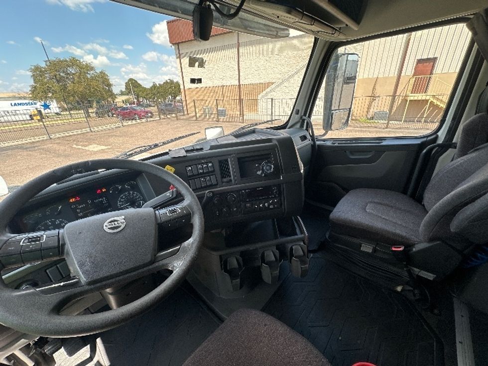 Sleeper Tractor-Heavy Duty Tractors-Volvo-2023-VNL64760-San Antonio-TX-526,961\n\t\tmiles-$ 82,000 - Image 10