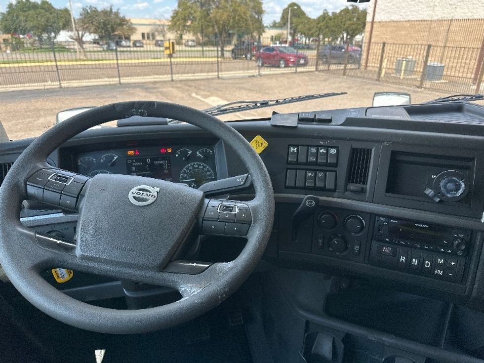 Sleeper Tractor-Heavy Duty Tractors-Volvo-2023-VNL64760-San Antonio-TX-526,961\n\t\tmiles-$ 82,000 - Image 11