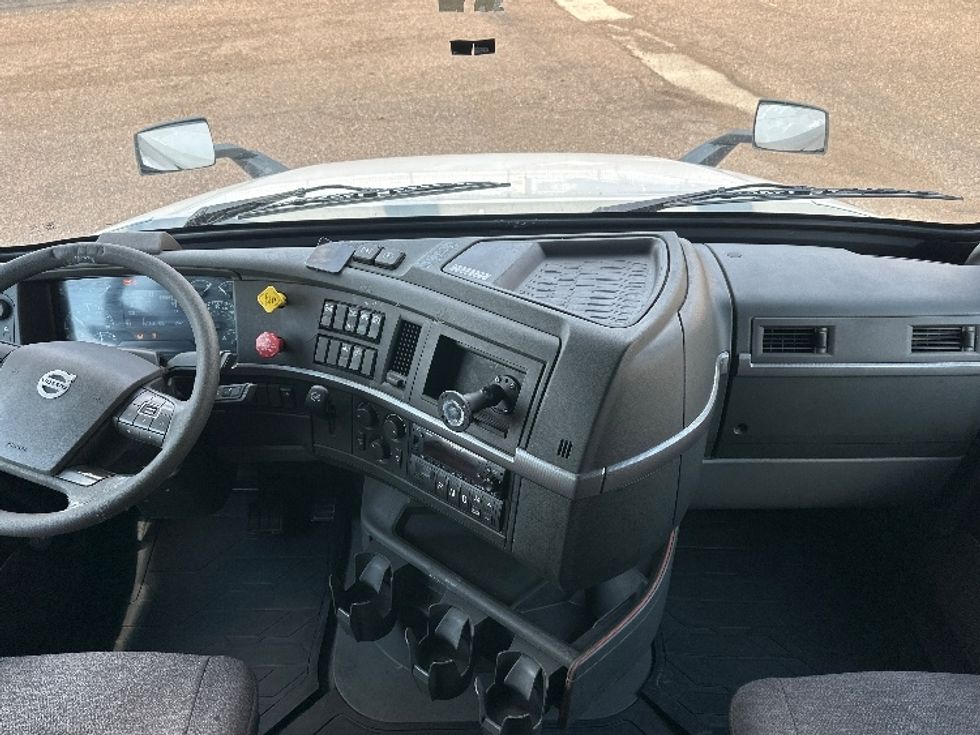 Sleeper Tractor-Heavy Duty Tractors-Volvo-2023-VNL64760-San Antonio-TX-526,961\n\t\tmiles-$ 82,000 - Image 12