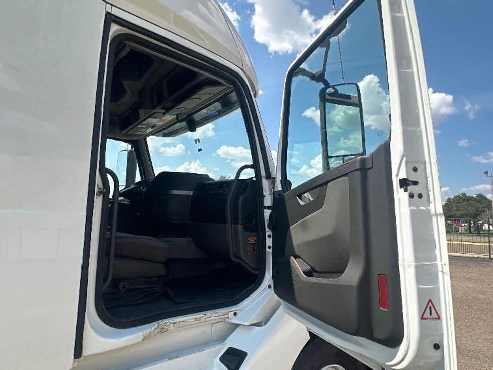 Sleeper Tractor-Heavy Duty Tractors-Volvo-2023-VNL64760-San Antonio-TX-526,961\n\t\tmiles-$ 82,000 - Image 13