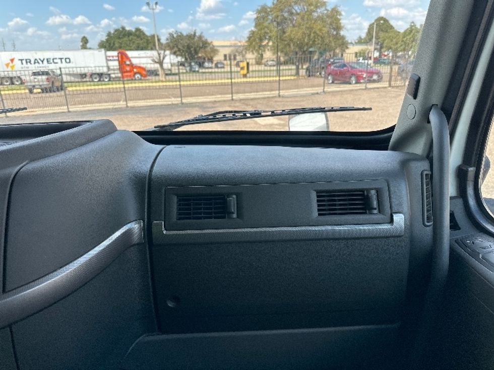 Sleeper Tractor-Heavy Duty Tractors-Volvo-2023-VNL64760-San Antonio-TX-526,961\n\t\tmiles-$ 82,000 - Image 14