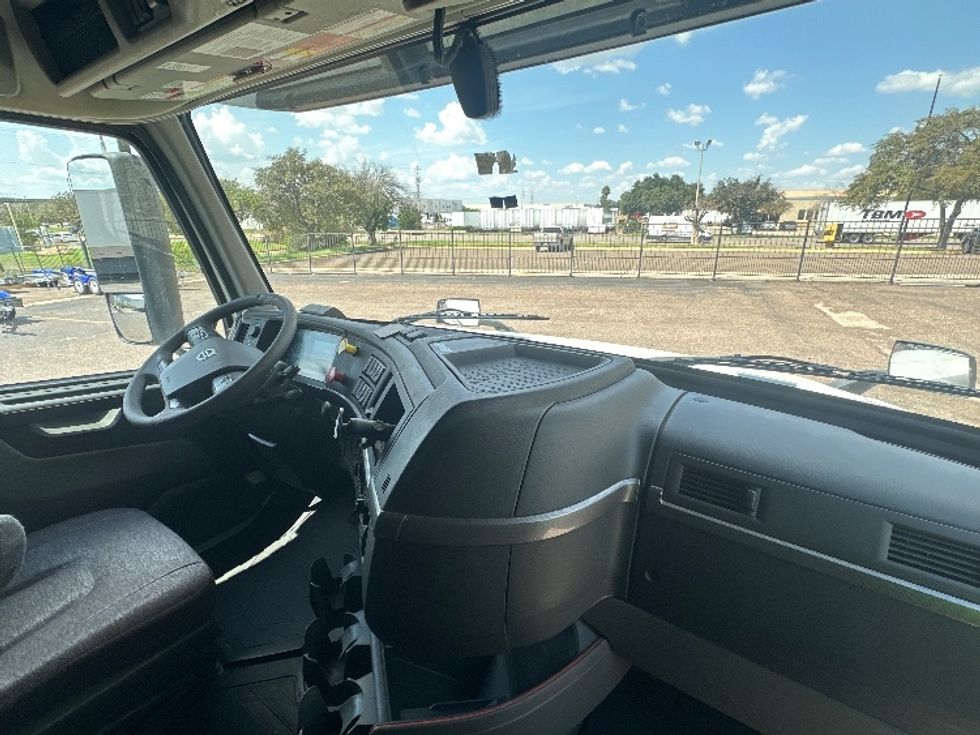 Sleeper Tractor-Heavy Duty Tractors-Volvo-2023-VNL64760-San Antonio-TX-526,961\n\t\tmiles-$ 82,000 - Image 15