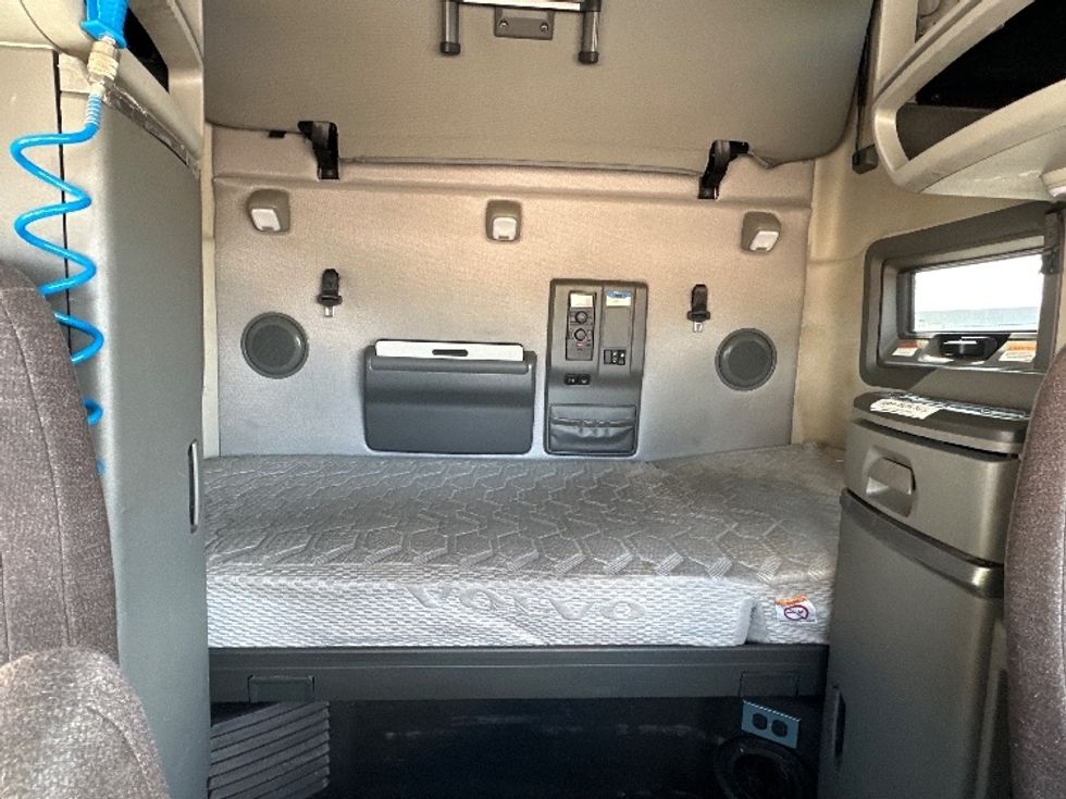 Sleeper Tractor-Heavy Duty Tractors-Volvo-2023-VNL64760-San Antonio-TX-526,961\n\t\tmiles-$ 82,000 - Image 16