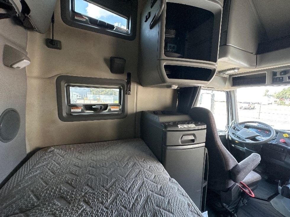 Sleeper Tractor-Heavy Duty Tractors-Volvo-2023-VNL64760-San Antonio-TX-526,961\n\t\tmiles-$ 82,000 - Image 17