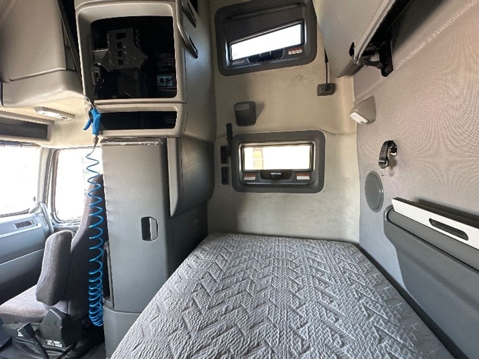 Sleeper Tractor-Heavy Duty Tractors-Volvo-2023-VNL64760-San Antonio-TX-526,961\n\t\tmiles-$ 82,000 - Image 18