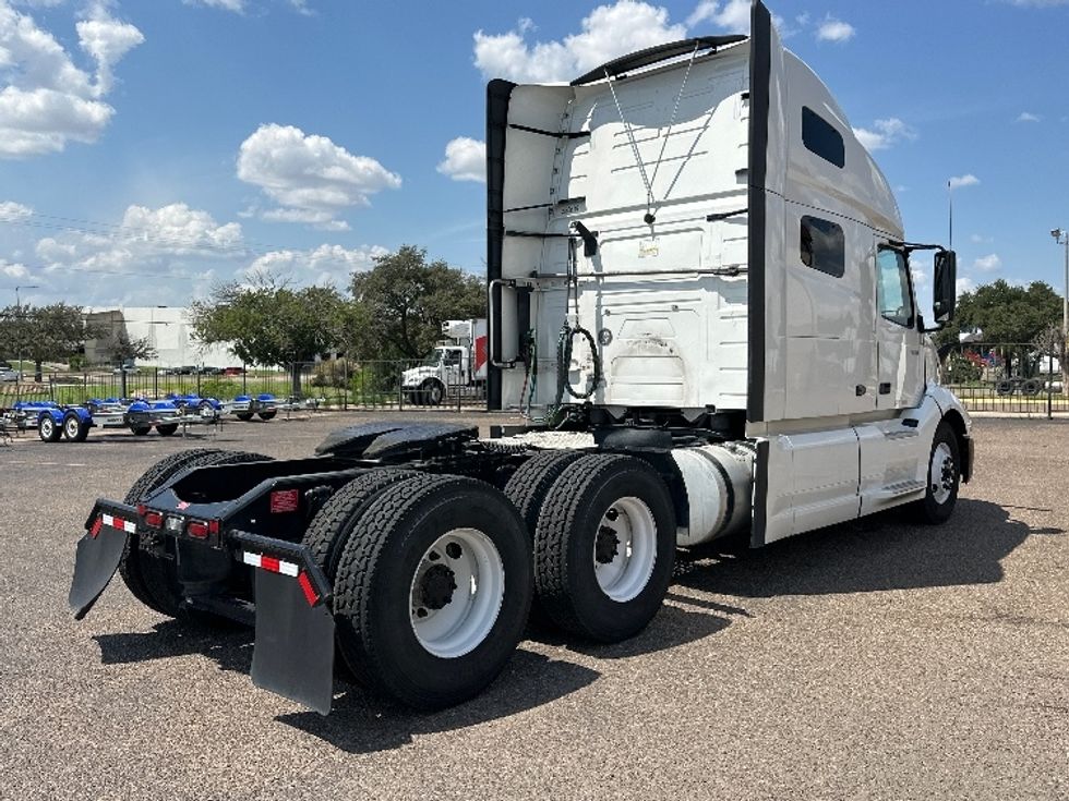 Sleeper Tractor-Heavy Duty Tractors-Volvo-2023-VNL64760-San Antonio-TX-526,961\n\t\tmiles-$ 82,000 - Image 7