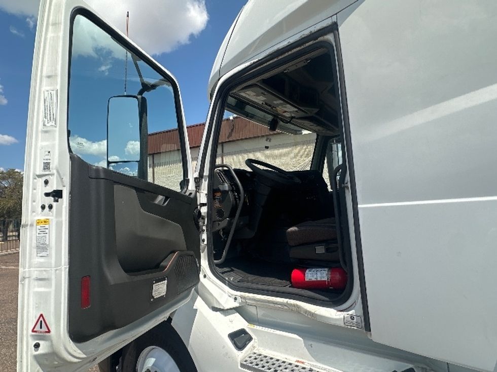 Sleeper Tractor-Heavy Duty Tractors-Volvo-2023-VNL64760-San Antonio-TX-526,961\n\t\tmiles-$ 82,000 - Image 9