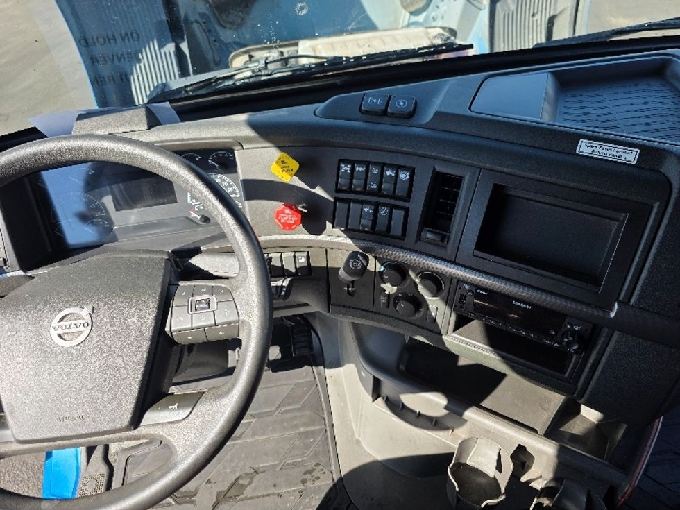 Sleeper Tractor-Heavy Duty Tractors-Volvo-2023-VNL64760-Spokane Valley-WA-476,584\n\t\tmiles-$ 94,750 - Image 11