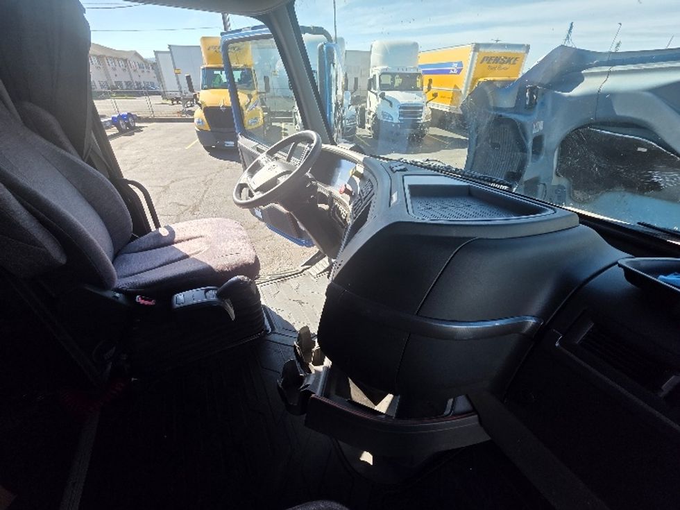 Sleeper Tractor-Heavy Duty Tractors-Volvo-2023-VNL64760-Spokane Valley-WA-476,584\n\t\tmiles-$ 94,750 - Image 15