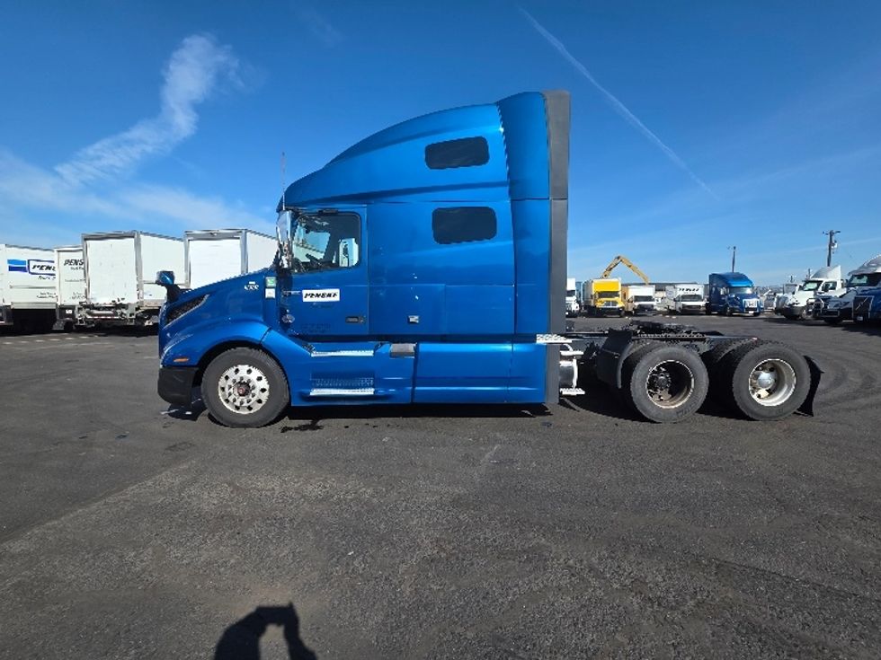 Sleeper Tractor-Heavy Duty Tractors-Volvo-2023-VNL64760-Spokane Valley-WA-476,584\n\t\tmiles-$ 94,750 - Image 4