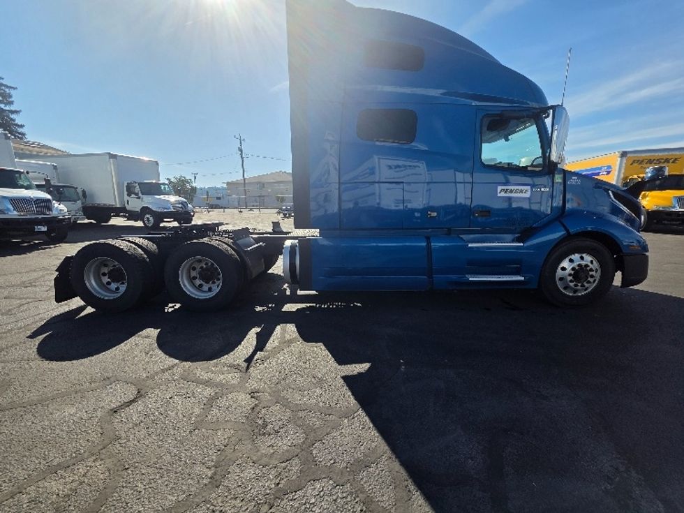 Sleeper Tractor-Heavy Duty Tractors-Volvo-2023-VNL64760-Spokane Valley-WA-476,584\n\t\tmiles-$ 94,750 - Image 8
