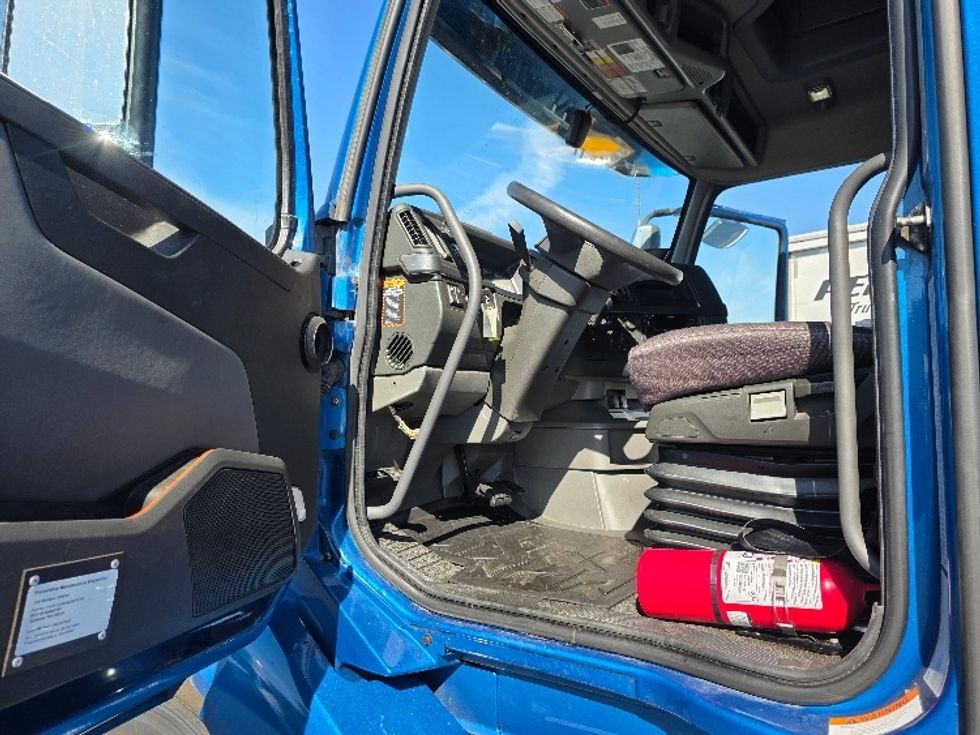 Sleeper Tractor-Heavy Duty Tractors-Volvo-2023-VNL64760-Spokane Valley-WA-476,584\n\t\tmiles-$ 94,750 - Image 9